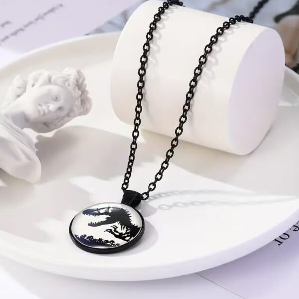 Collar con dije de Jurassic Park (Dinosaurio luminisente)